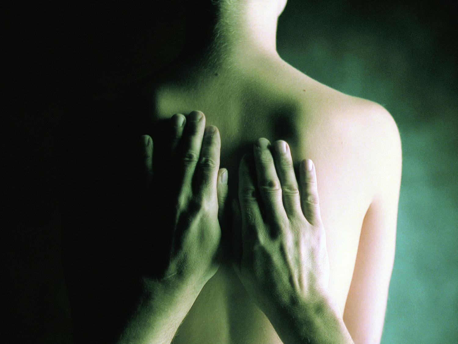 Geste thérapeutique manuel sur le dos d’une personne, évoquant un traitement de bien-être ou de soin