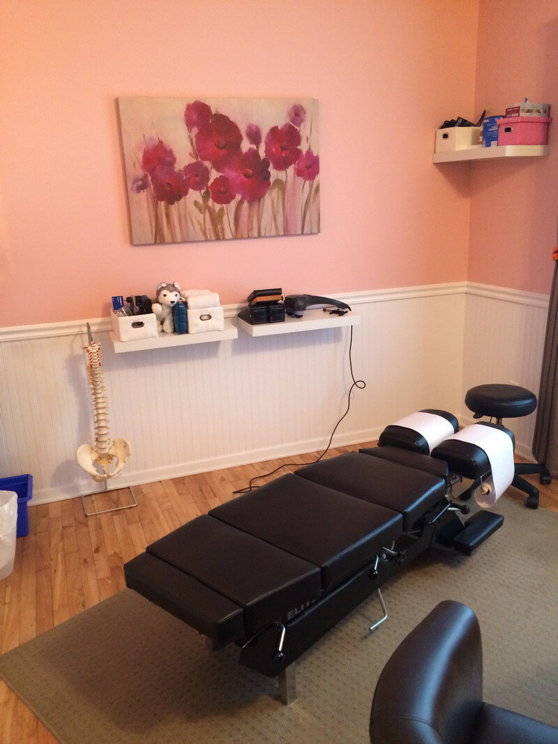 Salle de traitement de la Clinique Chiropratique Montée Masson à Mascouche où Dre Nathalie Bessette 