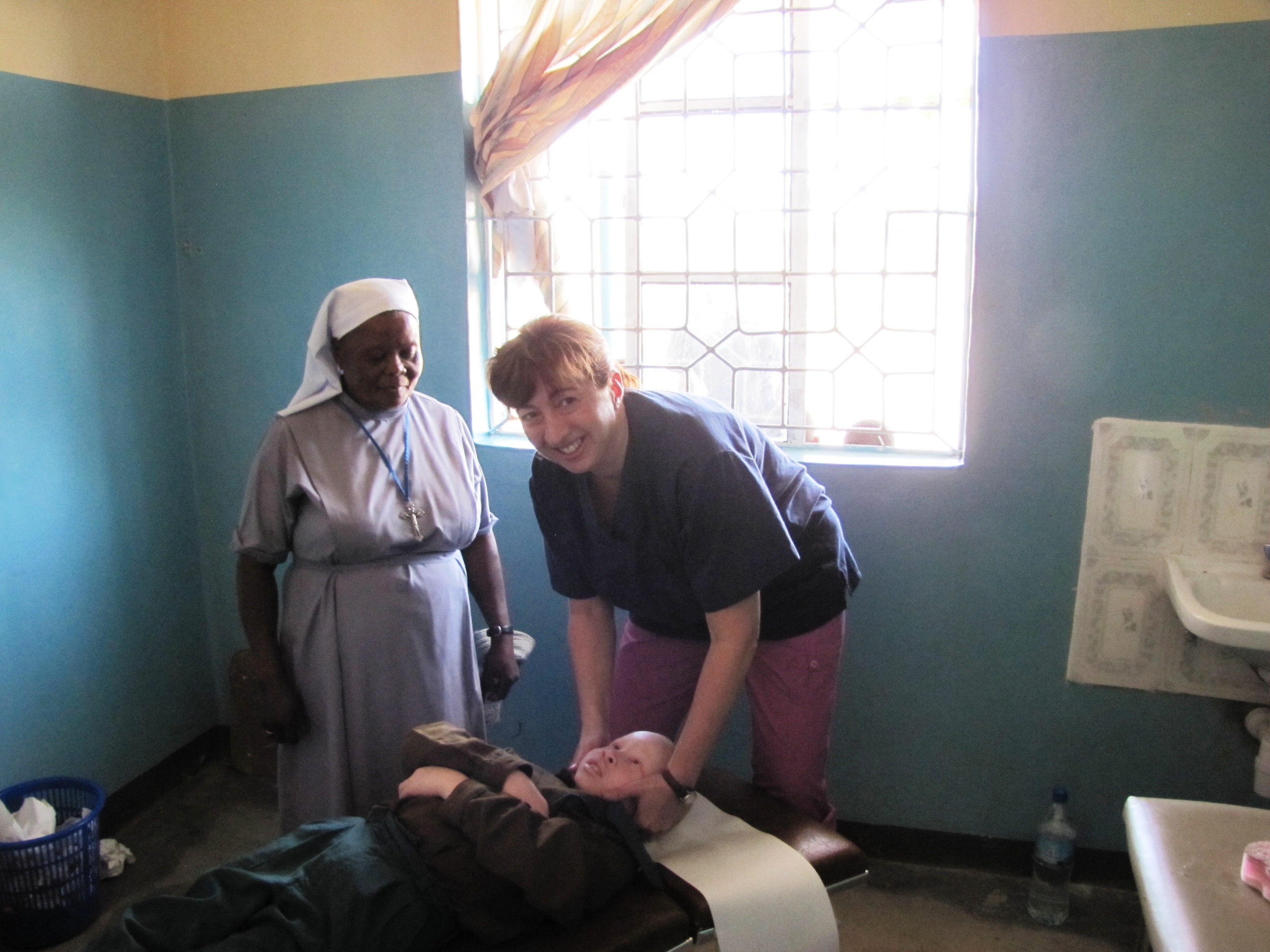 Dre Nathalie Bessette offrant des soins chiropratiques lors d'une mission humanitaire de Chiropratiq